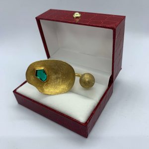 Gold-ring-with-green-stone-box